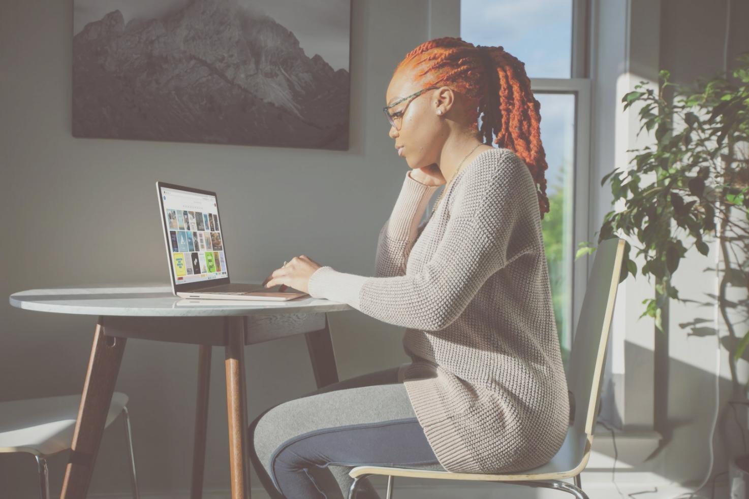 Environnement de travail pour la recherche financière avec documents et outils d'analyse