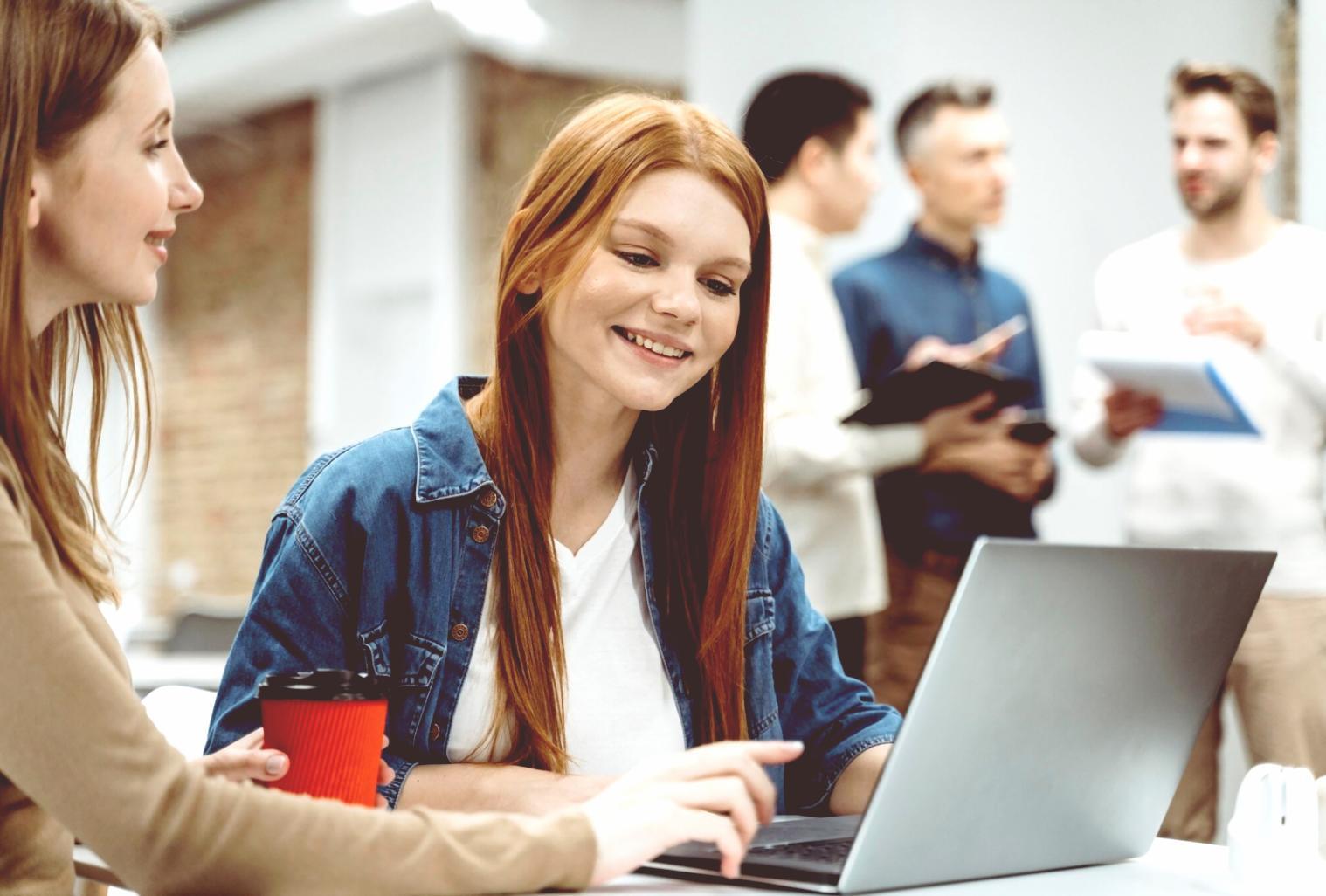 Étudiant analysant des graphiques financiers sur plusieurs écrans